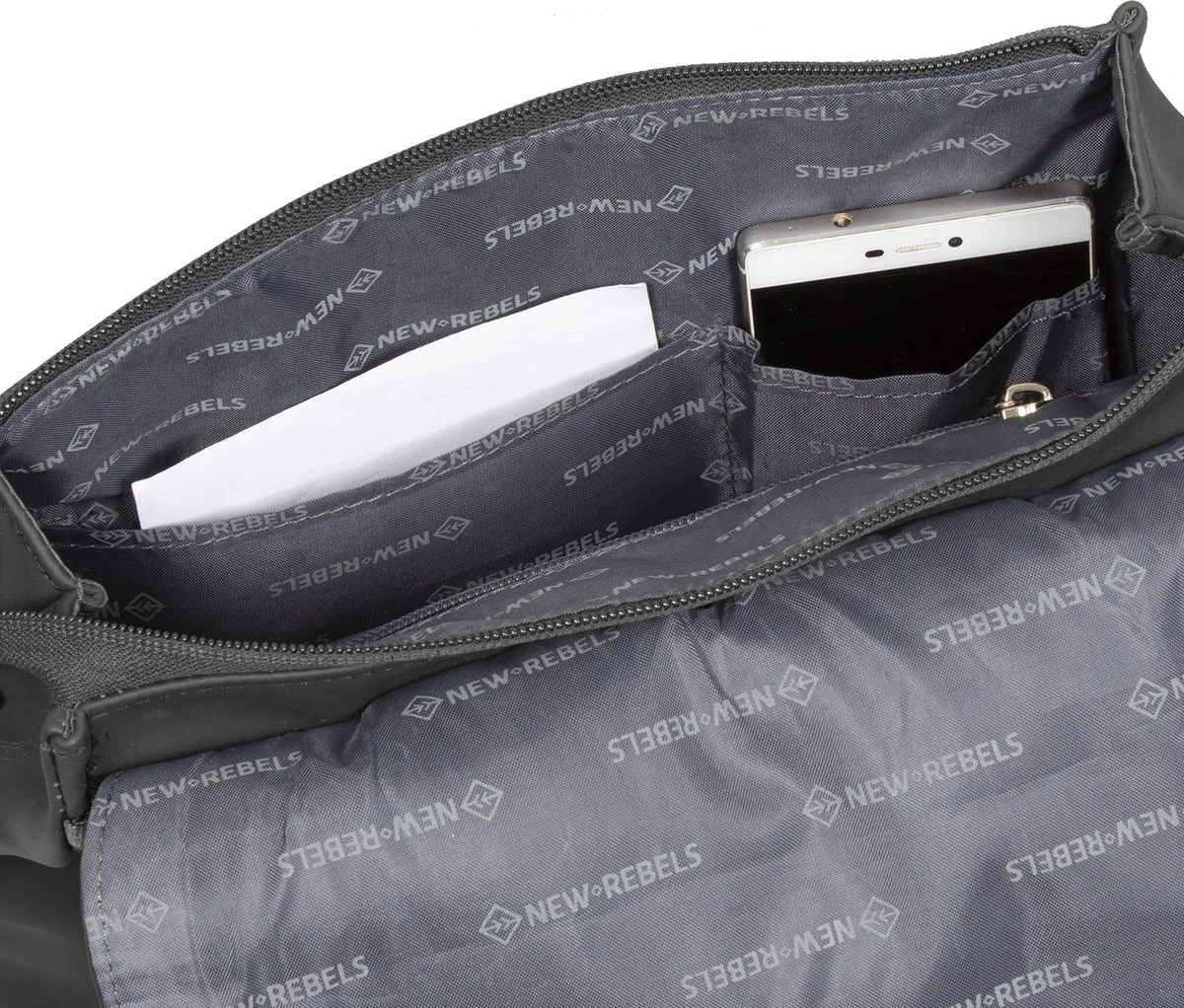 New Rebels® Daley - Rugtas - Zwart - Waterbestendig - 87 - 13L - 25x13x40cm - Rugzak / Backpack 4 New Rebels® Daley - Rugtas - Zwart - Waterbestendig - 87 - 13L - 25x13x40cm - Rugzak / Backpack - Afbeelding 2