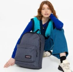 Eastpak OUT OF OFFICE Rugzak, 27 Liter, 13.3 Inch Laptopvak - Refleks Navy 20 Eastpak OUT OF OFFICE Rugzak, 27 Liter, 13.3 Inch Laptopvak - Refleks Navy -Tas Kortingswinkel 1200x1191