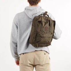 Fjallraven Fjällräven Re-Kånken Unisex Rugzak - Dark Olive -Tas Kortingswinkel 1200x1200 1007