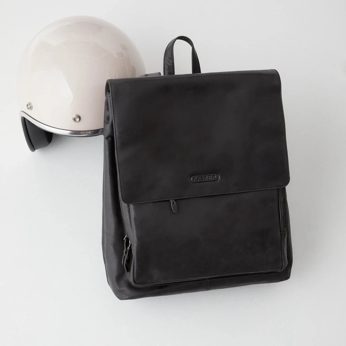 Kaszer Tas, Rundleren Rugzak Met Klepsluiting En Handgreep. Uniseks Model 3 Kaszer Tas, Rundleren Rugzak Met Klepsluiting En Handgreep. Uniseks Model