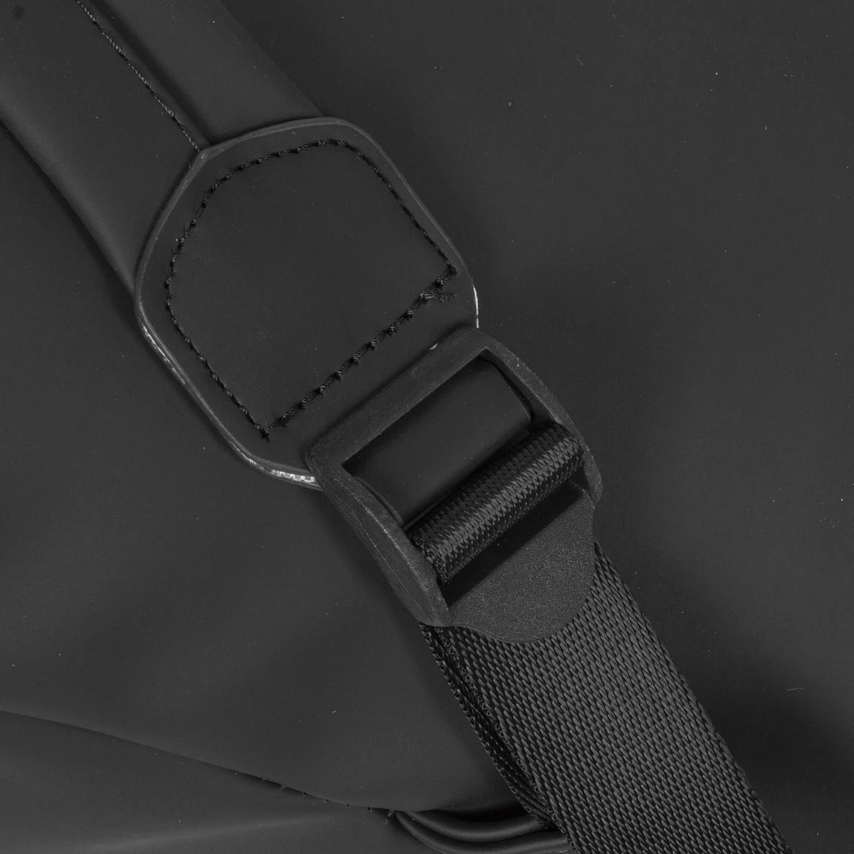 New Rebels® Daley - Rugtas - Zwart - Waterbestendig - 87 - 13L - 25x13x40cm - Rugzak / Backpack 7 New Rebels® Daley - Rugtas - Zwart - Waterbestendig - 87 - 13L - 25x13x40cm - Rugzak / Backpack - Afbeelding 5