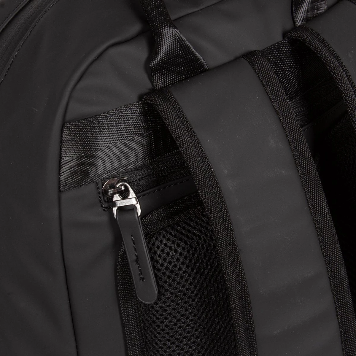 New Rebels® Harper - Rugtas - Zwart - Waterbestendig - 9L - 28x8x38cm - Rugzak / Backpack 20 New Rebels® Harper - Rugtas - Zwart - Waterbestendig - 9L - 28x8x38cm - Rugzak / Backpack - Afbeelding 18