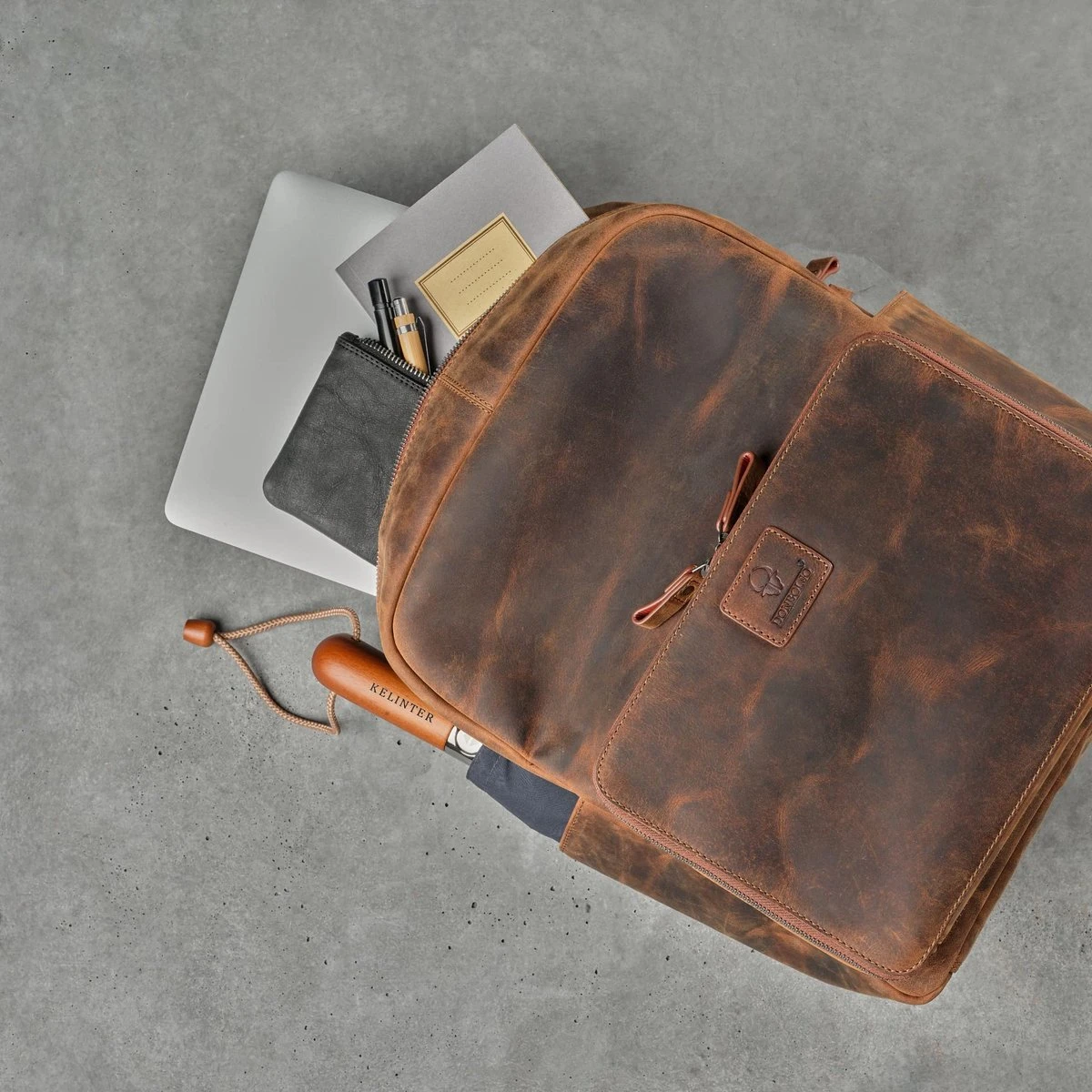 DONBOLSO Rugzak Tokio I Premium Lederen Dagrugzak Voor Mannen En Vrouwen Met Laptopvak I Ideale Lederen Rugzak Voor Op Reis, Kantoor, Universiteit I Handgemaakte Laptoptas I Vintage Bruin 8 DONBOLSO Rugzak Tokio I Premium Lederen Dagrugzak Voor Mannen En Vrouwen Met Laptopvak I Ideale Lederen Rugzak Voor Op Reis, Kantoor, Universiteit I Handgemaakte Laptoptas I Vintage Bruin - Afbeelding 6
