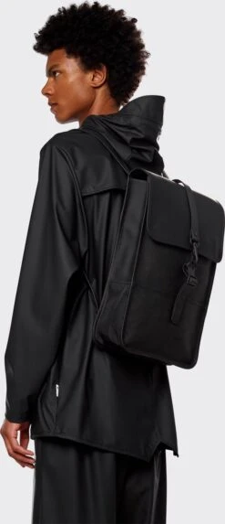 Rains Mini Rugzak 9 Liter - Zwart -Tas Kortingswinkel 517x1200 2