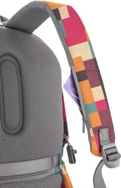 XD Design Bobby Soft Art - Anti-Diefstal Rugzak 16 Liter - Geometric 21 XD Design Bobby Soft Art - Anti-Diefstal Rugzak 16 Liter - Geometric -Tas Kortingswinkel 776x1200 1