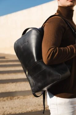 NEGOTIA Alpha - Leren Laptop Rugzak Dames En Heren - Leren Rugtas - 100% Luxe Top-Grain Leer - Zwart 17 NEGOTIA Alpha - Leren Laptop Rugzak Dames En Heren - Leren Rugtas - 100% Luxe Top-Grain Leer - Zwart -Tas Kortingswinkel 800x1200 35