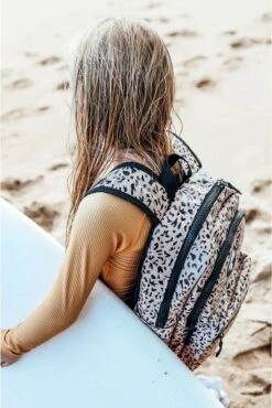 Little Legends Kinderrugzak / Rugtas / Schooltas - Little Legends - 10 Liter - Vegan - Met Fancy Print 13 Little Legends Kinderrugzak / Rugtas / Schooltas - Little Legends - 10 Liter - Vegan - Met Fancy Print -Tas Kortingswinkel 802x1200 33