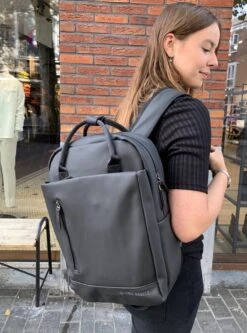 New Rebels® Harper - Rugtas - Zwart - Waterbestendig - 9L - 28x8x38cm - Rugzak / Backpack 41 New Rebels® Harper - Rugtas - Zwart - Waterbestendig - 9L - 28x8x38cm - Rugzak / Backpack -Tas Kortingswinkel 889x1200 1