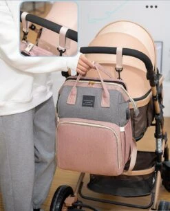 Merkloos Tas Voor Moeders En Vaders Met Uitklapbaar Baby Bedje - Draagbare Box - Rugzak Moeder - Roze - Met Veel Handige Opberg Vakken En USB Oplader - Klamboe - Mummy Bag - Verstelbaar -Tas Kortingswinkel 964x1200 4