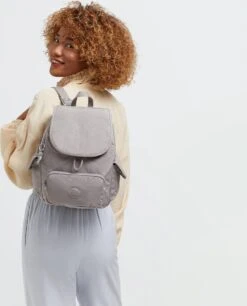 Kipling CITY PACK S Rugzak, 13 Liter - Grey Gris -Tas Kortingswinkel 970x1200 2